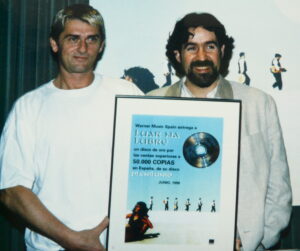Mike Olfield entregando o disco de ouro obtido polo grupo con Plenilunio